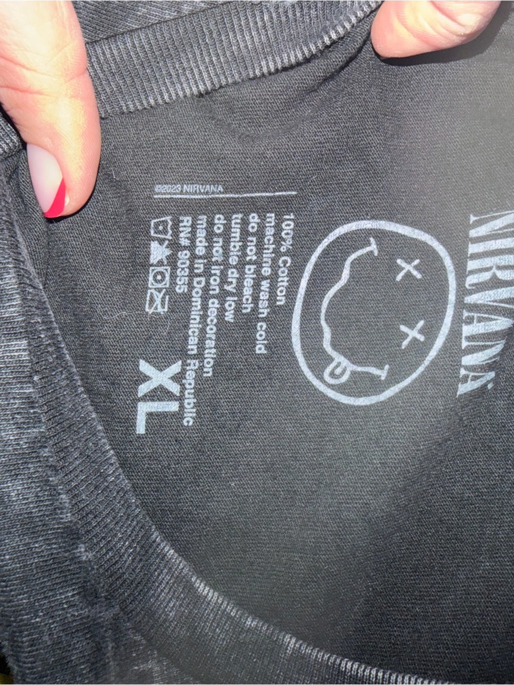 Nirvana Smiley Logo Tee unisex- Black with Yellow Graphic - Picture 2 of 3